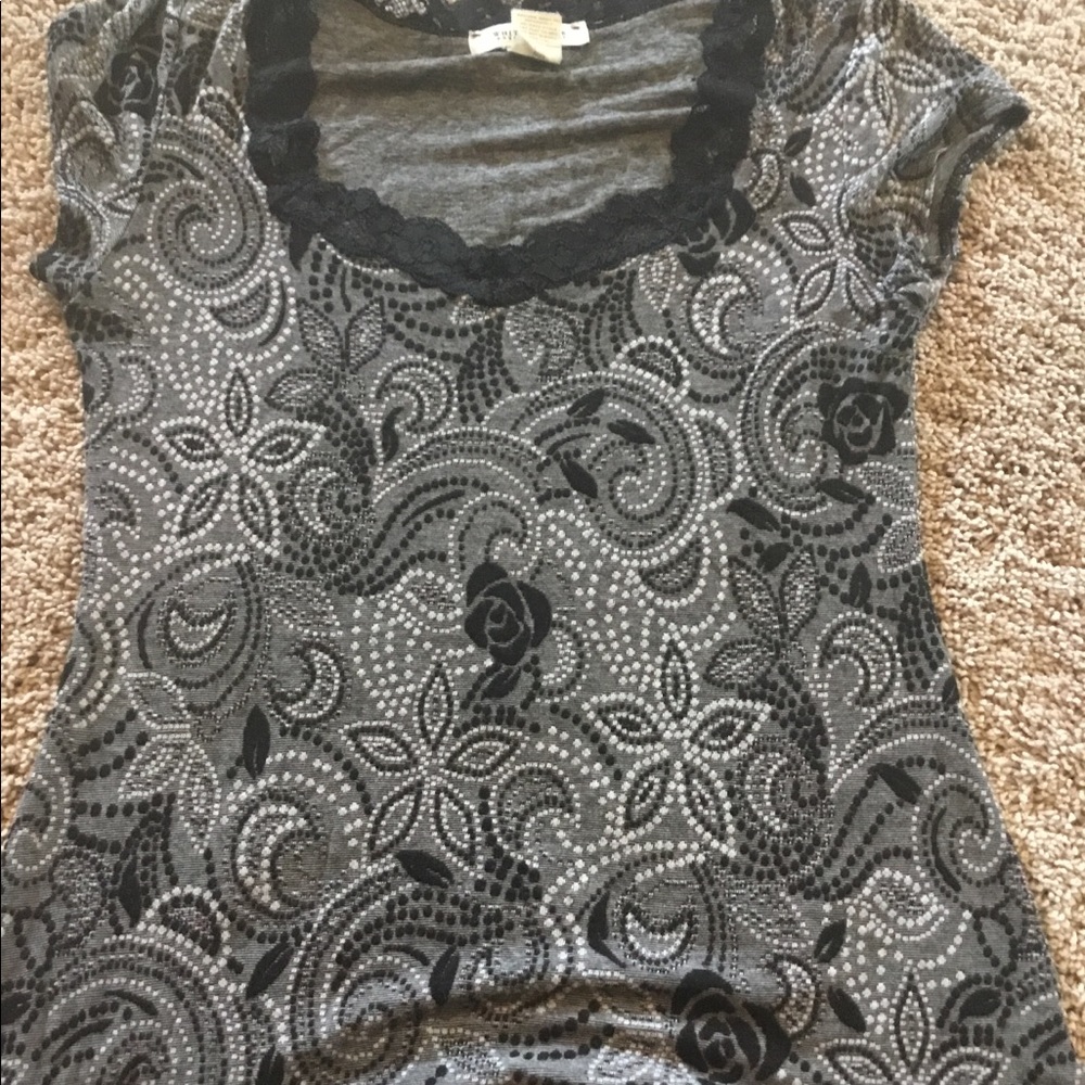 Black and white shirt sleeve shirt